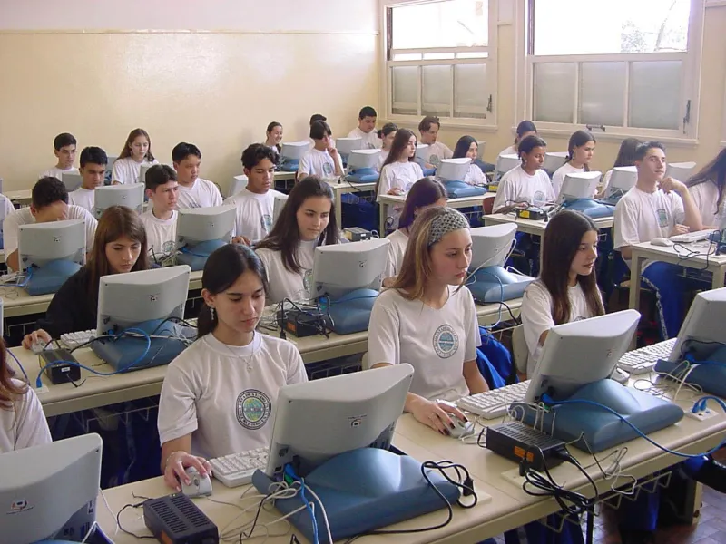 Capacitação sem pausar a carreira: formatos de curso de tecnologia para quem concilia o serviço público em Brasília